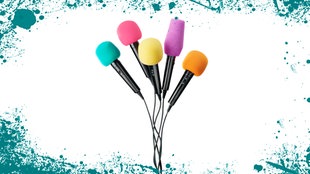 Bunte Mikrophone zu einem Blumenstrauß geformt