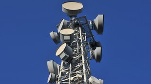 Sendemast vor blauem Himmel